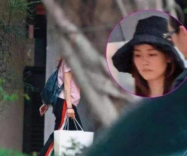 王大陆搂肩女助理 独处他们都做了什么