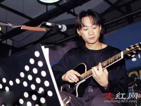 周杰伦黄家驹事件经过 向黄家驹下跪道歉怎么回事