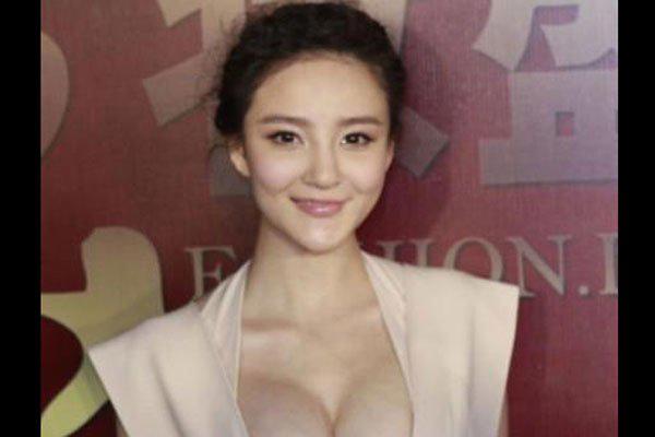 刘雨欣青筋暴起大图 事业线被挤到快撑爆