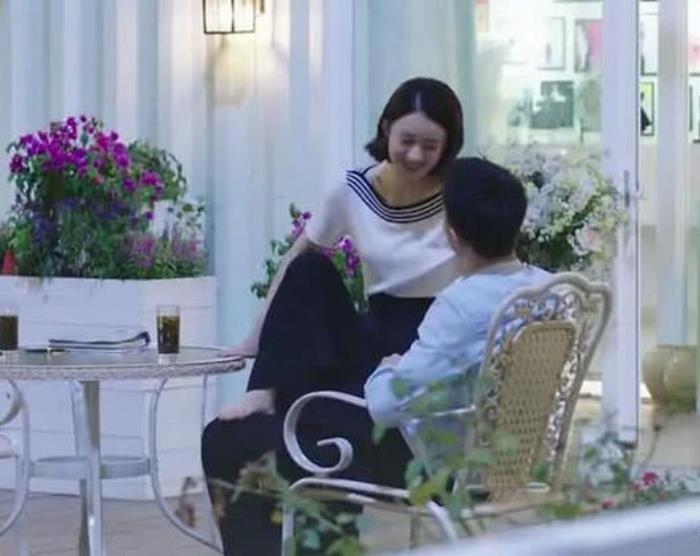 赵丽颖坐姿走红网络 碧瑶坐被网友神p图