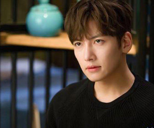 池昌旭承认鼻子整容 透光的鼻子的确挺招眼