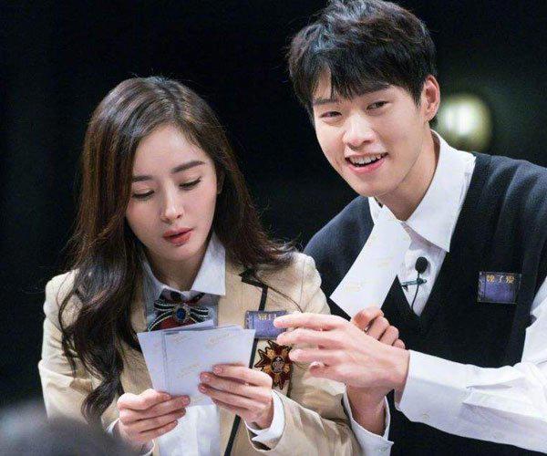 魏大勋偷瞄杨幂多次 一个被看上的女人？