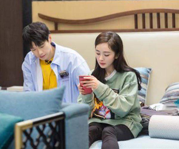 魏大勋偷瞄杨幂多次 一个被看上的女人？