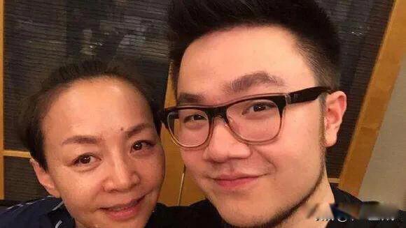 英达终于开口谈巴图 宋丹丹母子不在公众场合卖惨