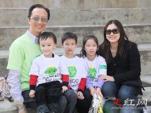 伏明霞为什么嫁老头现状如何 共生了几个孩子