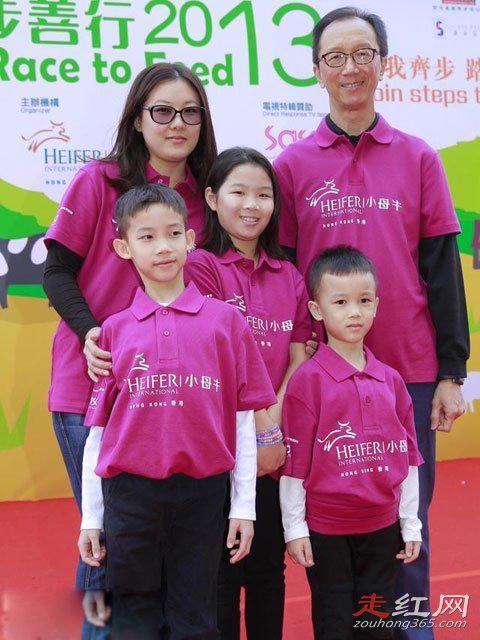 伏明霞为什么嫁老头现状如何 共生了几个孩子