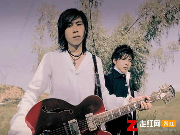 我只想告诉你爱上你我很快乐是什么歌，爱上你我很快乐歌曲介绍