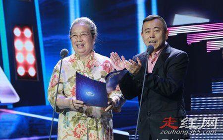 李明启潘长江什么关系 传出她是潘长江妈妈