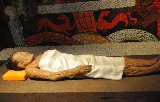 辛追夫人刚出土的样子图片 嘴巴为什么是打开的还吐舌头