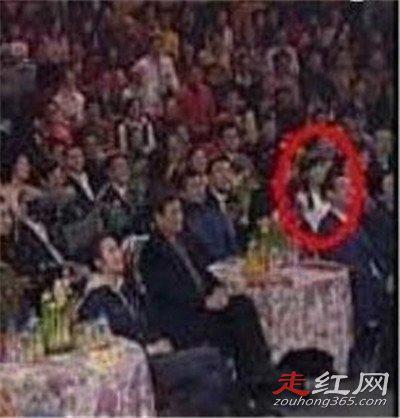 2014春晚白衣女孩事件真相 真实身份是移动老总的女儿