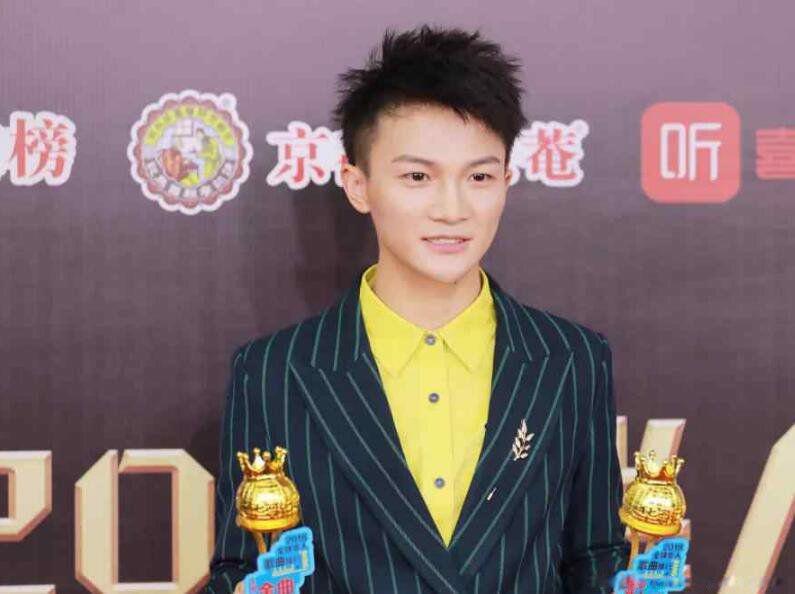 周深是男的还是女的 美貌与智慧并存的男歌手