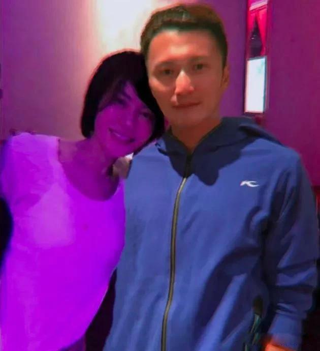 谢霆锋王菲发文宣布产女真的吗 这个新闻应该是假的