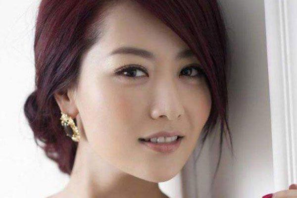 白冰背景大揭秘 成龙关系暧昧两人什么情况