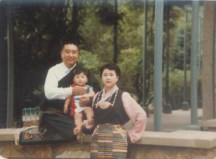 十世班禅额尔德尼确吉坚赞结婚了 和李洁生还俗生女