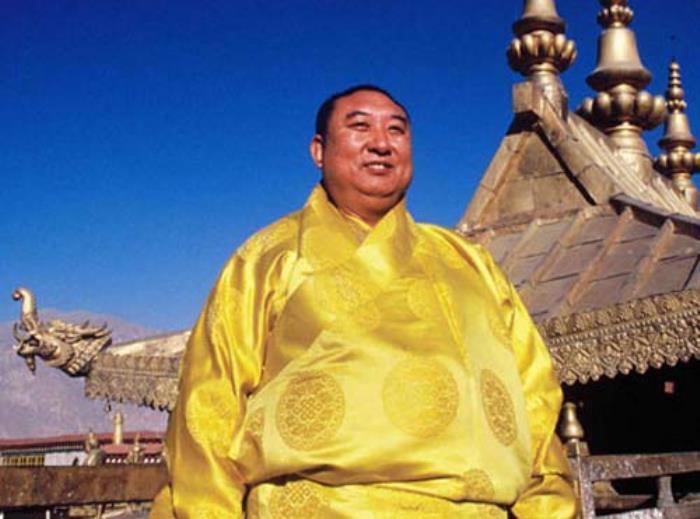 十世班禅额尔德尼确吉坚赞结婚了 和李洁生还俗生女