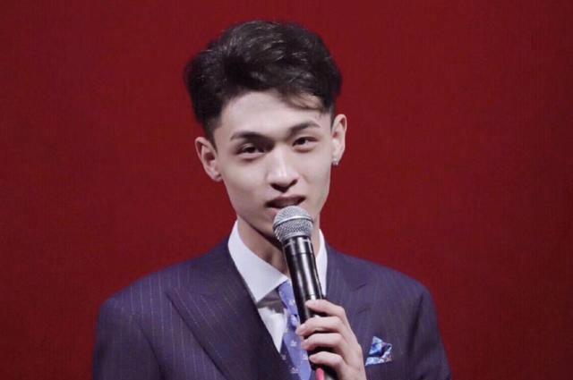 秦霄贤宣布恋情 和演员辛雨锡疑似恋情曝光