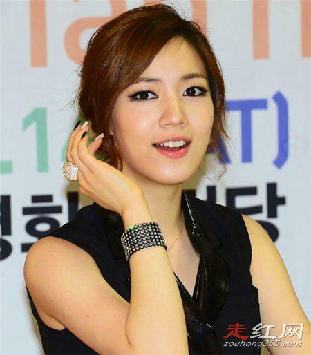 刘花英上衣脱落事件怎么回事 左边内衣肩带断裂