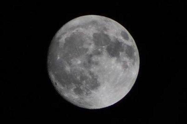 我不看月亮是什么意思 出自哪里什么歌