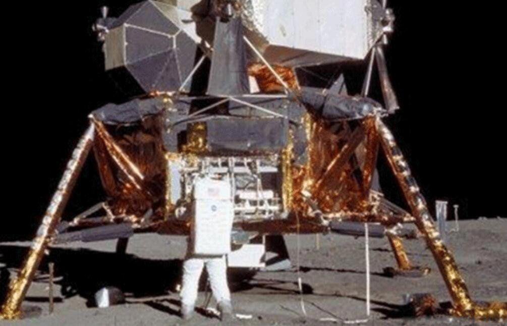 玉兔二号传回来美国国旗变白了 美国登上月球是真的吗