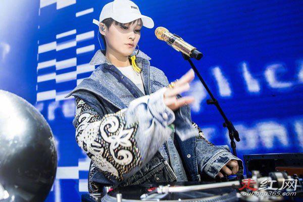 李宇春是不是割双眼皮了 性取向和婚姻被受质疑