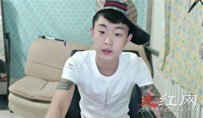 巴扎黑脖子上的纹身是什么 最近出什么事了