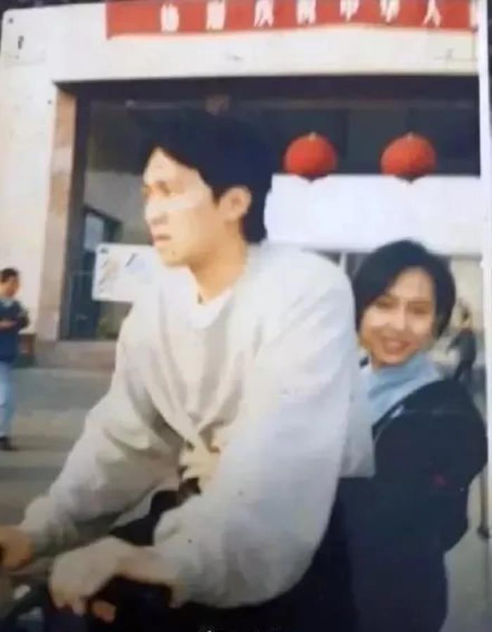 周星驰和张柏芝结婚是不是真的 张柏芝的三胎不是周星驰的