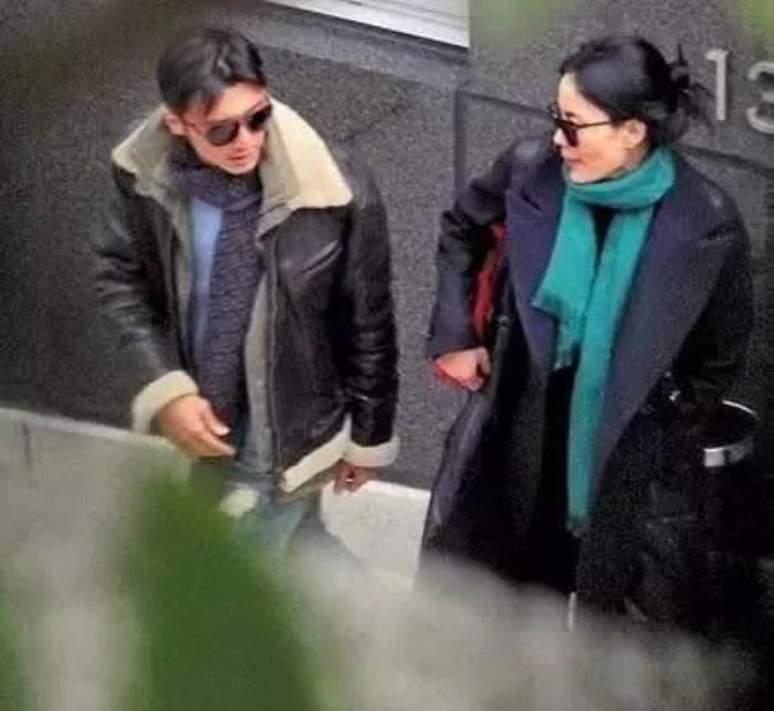 周星驰和张柏芝结婚是不是真的 张柏芝的三胎不是周星驰的