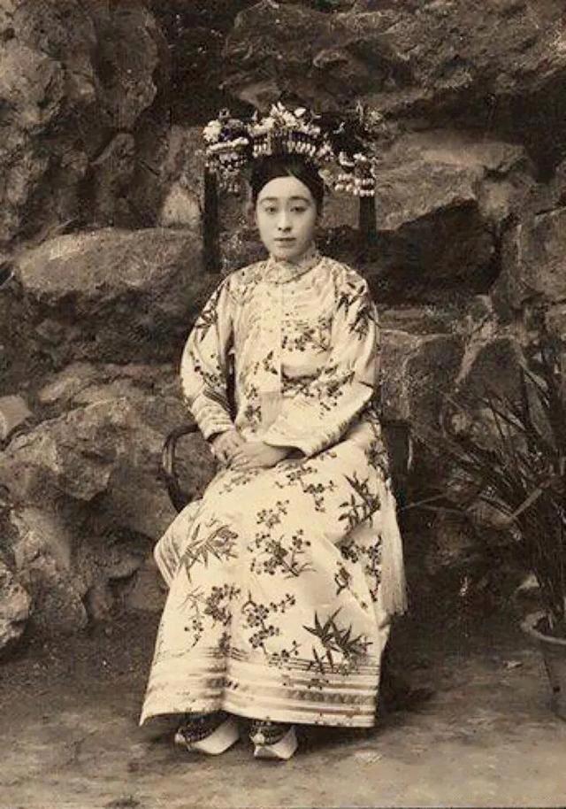 慈禧老年后的宠男是谁 身边的男宠有七八个