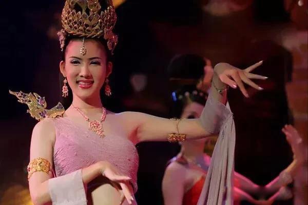 萨瓦迪卡欢迎大家来到我们美丽的泰国 是女生说的吗