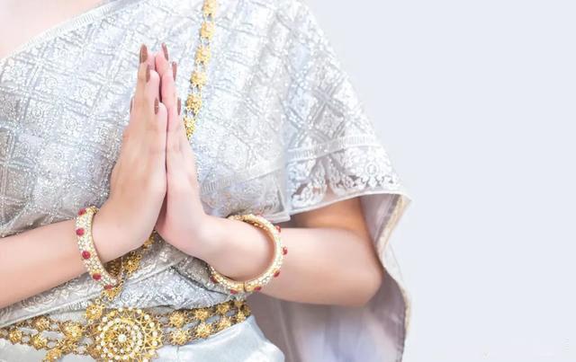 萨瓦迪卡欢迎大家来到我们美丽的泰国 是女生说的吗