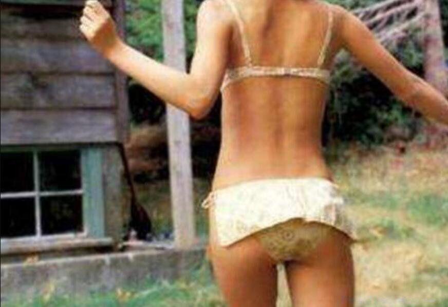 挑战裙子最短的极限图片 美女穿很短很短的裙子跳舞路出