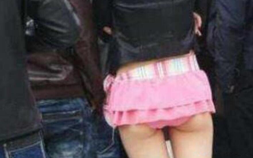 挑战裙子最短的极限图片 美女穿很短很短的裙子跳舞路出