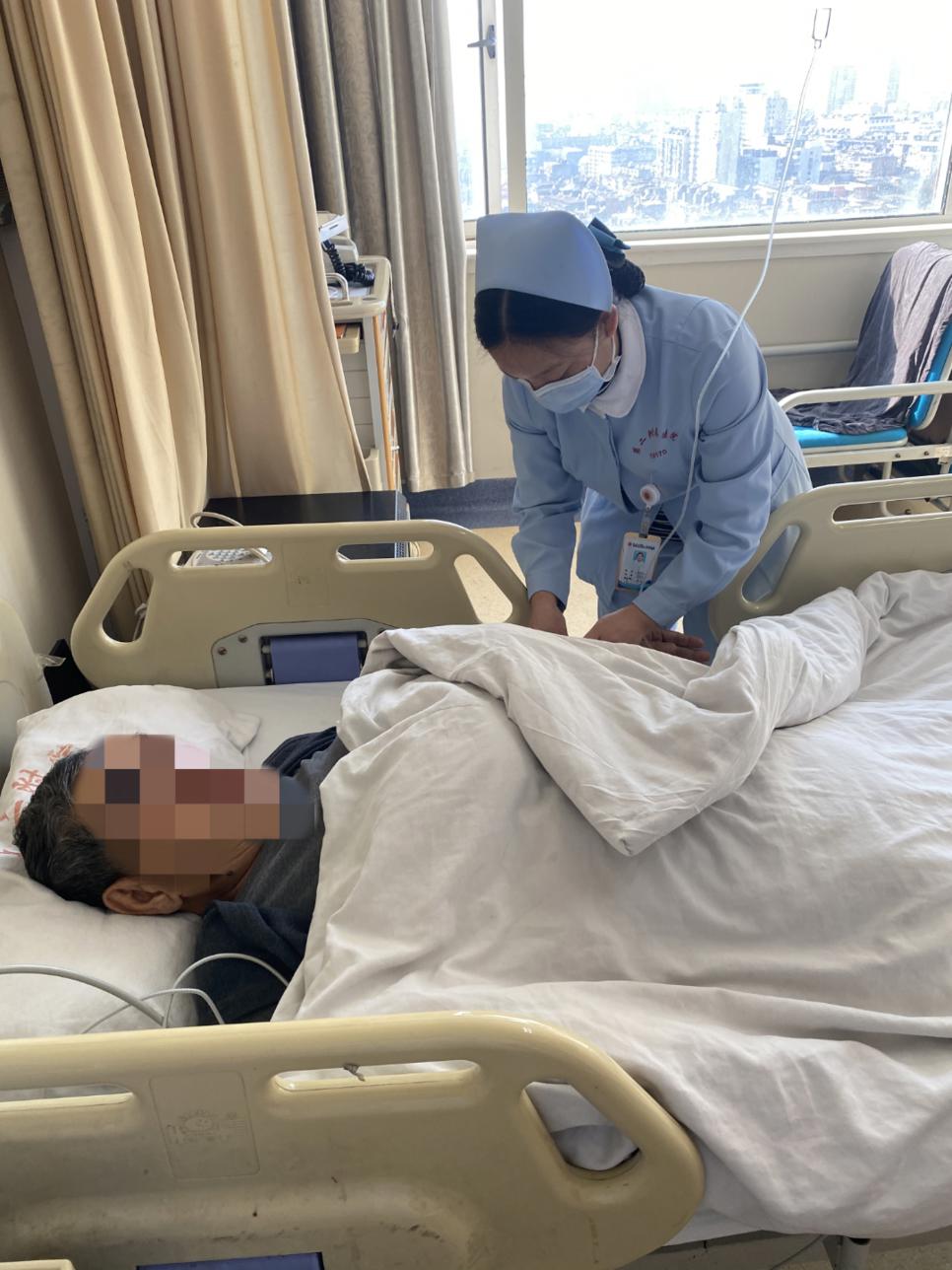 怀孕护士跪地抢救落水男孩“累瘫”