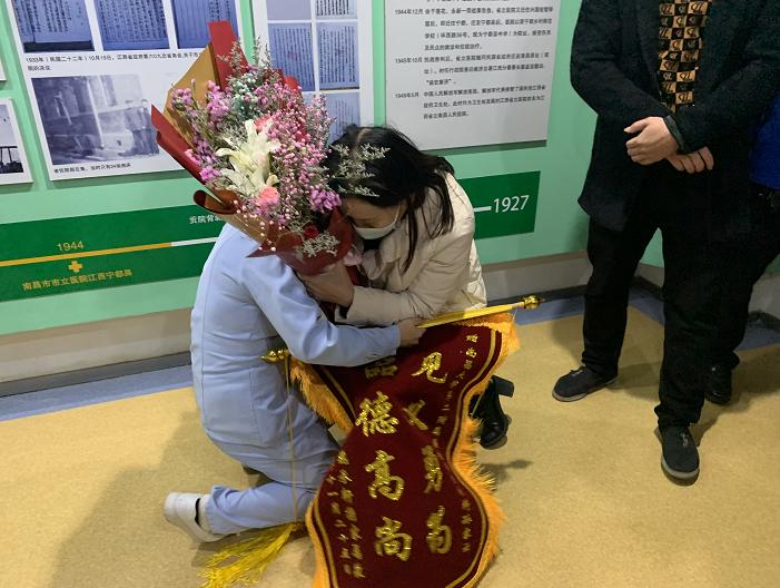 怀孕护士跪地抢救落水男孩“累瘫”