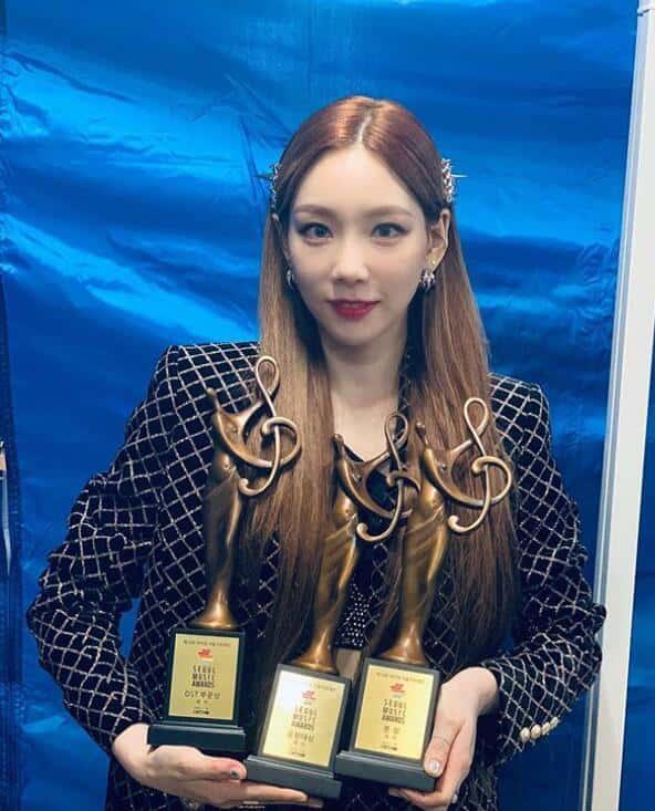 金泰妍晒黑长直发型被嘲像女装大佬，脸僵遭质疑整容过度
