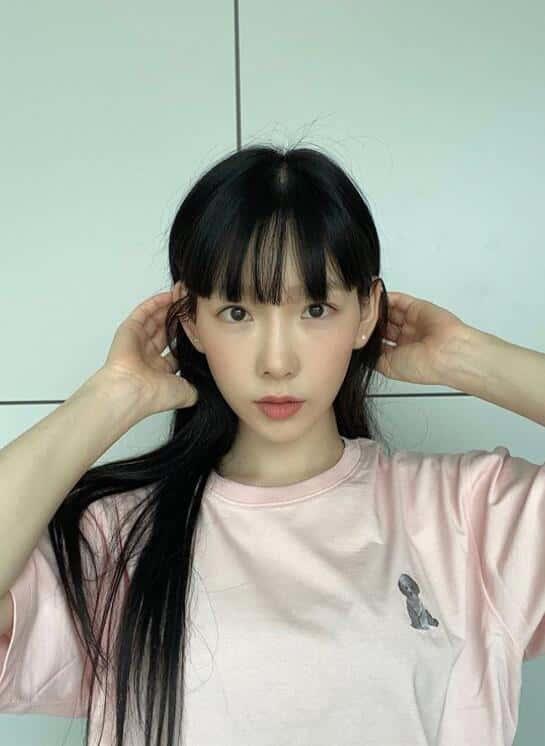 金泰妍晒黑长直发型被嘲像女装大佬，脸僵遭质疑整容过度