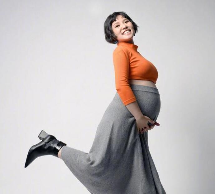 谢依霖二胎生子 谢依霖与儿子浴缸照片曝光大方分享生产经验