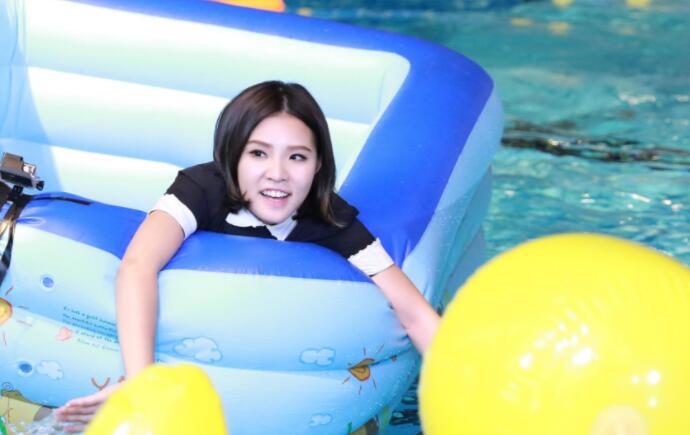 谢依霖二胎生子 谢依霖与儿子浴缸照片曝光大方分享生产经验