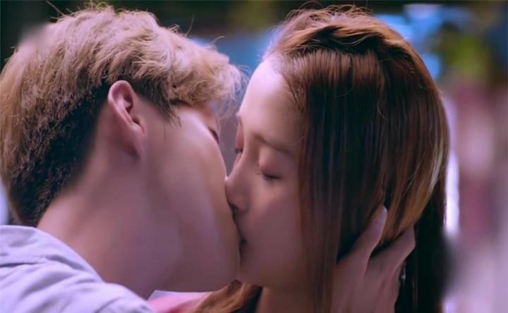 鹿晗和关晓彤结婚了吗 两人怎么认识在一起的