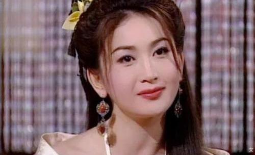 温碧霞与养子合照举止亲昵 温碧霞老公何祖光全家福近照曝光