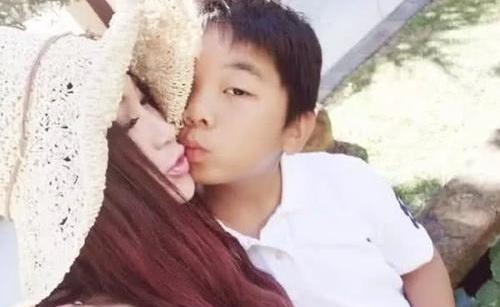 温碧霞与养子合照举止亲昵 温碧霞老公何祖光全家福近照曝光