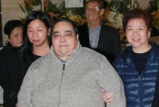 赌王大房何超雄为什么变成这样？身价数十亿56岁单身未嫁