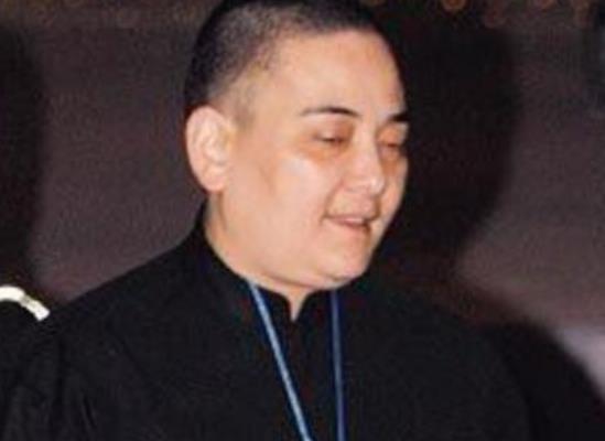 赌王大房何超雄为什么变成这样？身价数十亿56岁单身未嫁