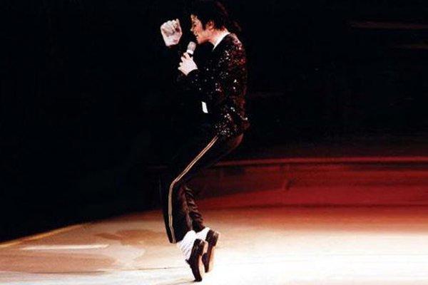 迈克尔杰克逊45度前倾真的吗怎么做到的 演唱会动作演绎真相就在鞋底