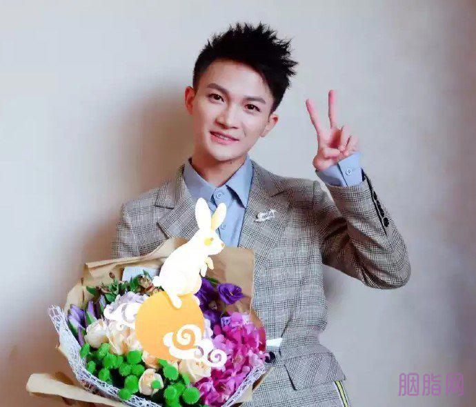 周深是男是女 周深虽然是女声但他是来自贵州的纯爷们