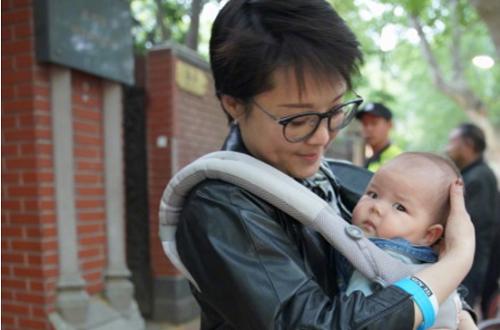 袁立微博晒老公梁太平和孩子合照 袁立宣布结婚现在秀孩子动作真快