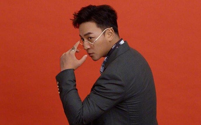 释小龙开豪车聚餐身边美女相伴 释小龙最新消息女朋友是谁