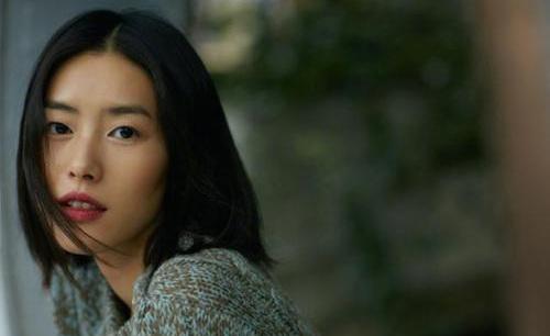 刘雯微博晒照腰细腿长身材引热议 刘雯图片维密性感造型合集