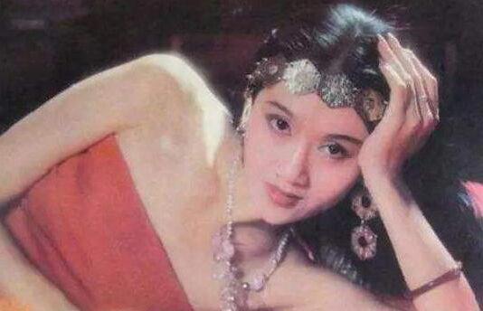 杨丽萍年轻时照片曝光 冯小刚评价杨丽萍是仙不是人