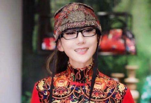 杨丽萍15根肋骨事件怎么回事 杨丽萍戴帽子的原因是什么